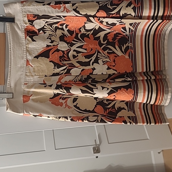 Ann Taylor, knee length pleated skirt, size 18 - Picture 6 of 7